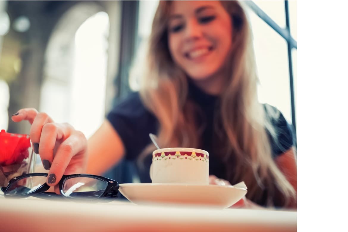 Cafeにいる若い女性